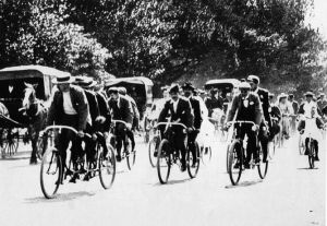 Cycling_in_Melbourne_1895